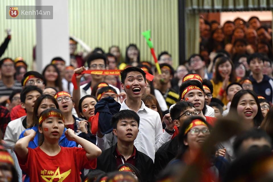 Chùm ảnh: Khoảnh khắc U23 Việt Nam gỡ hòa trong những phút cuối, hàng triệu người đã nắm tay, ôm nhau hạnh phúc nhường này - Ảnh 3. Chùm ảnh: Khoảnh khắc U23 Việt Nam gỡ hòa trong những phút cuối, hàng triệu người đã nắm tay, ôm nhau hạnh phúc nhường này 3