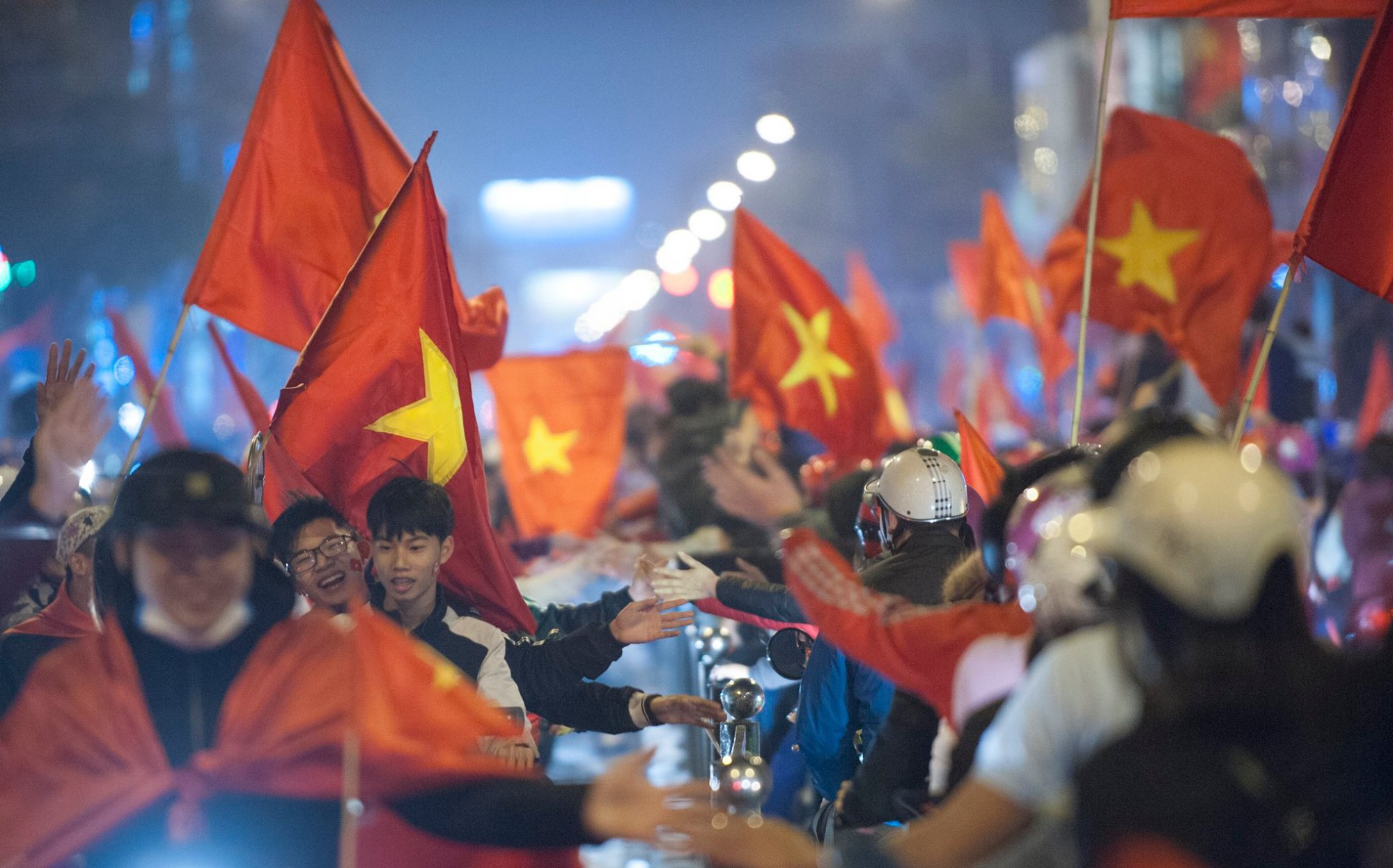 Ảnh: Chỉ cái chạm tay thôi đã đủ thấy tinh thần dân tộc và tình yêu bóng đá của hàng triệu người hâm mộ Việt Nam rồi! - Ảnh 5. Ảnh: Chỉ cái chạm tay thôi đã đủ thấy tinh thần dân tộc và tình yêu bóng đá của hàng triệu người hâm mộ Việt Nam rồi! 5