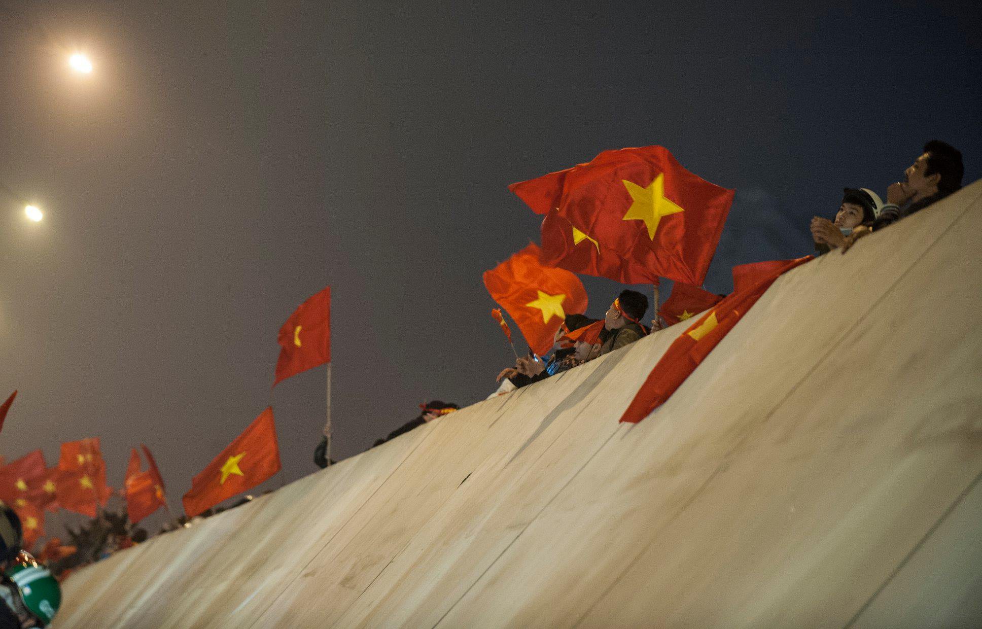 Ảnh: Chỉ cái chạm tay thôi đã đủ thấy tinh thần dân tộc và tình yêu bóng đá của hàng triệu người hâm mộ Việt Nam rồi! - Ảnh 7. Ảnh: Chỉ cái chạm tay thôi đã đủ thấy tinh thần dân tộc và tình yêu bóng đá của hàng triệu người hâm mộ Việt Nam rồi! 7
