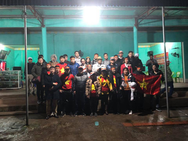 Đi Trung Quốc xem U23 Việt Nam, 64 hành khách bị công ty du lịch “bỏ bom” mắc kẹt ở cửa khẩu Móng Cái - Ảnh 1. Đi Trung Quốc xem U23 Việt Nam, 64 hành khách bị công ty du lịch “bỏ bom” mắc kẹt ở cửa khẩu Móng Cái 1
