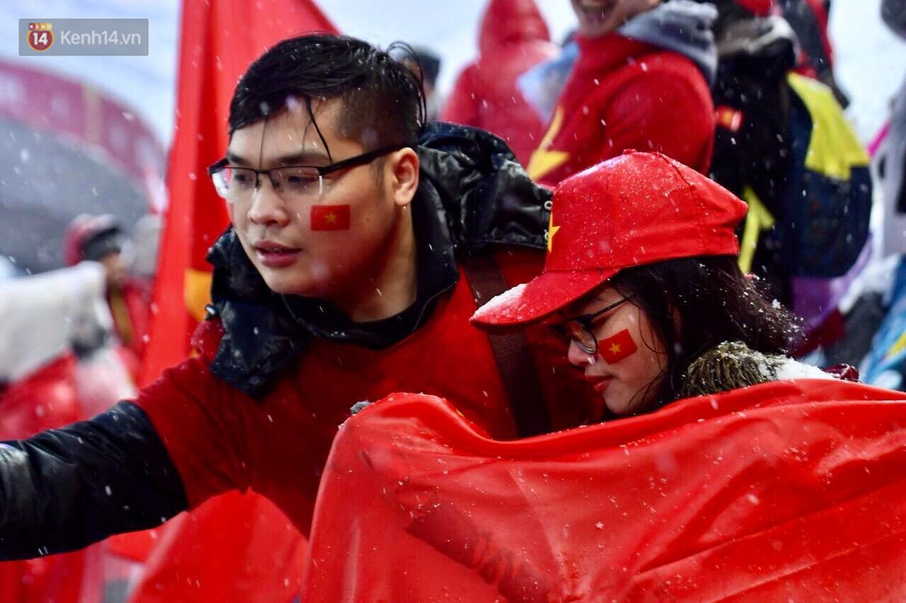 Khoảnh khắc không bao giờ quên: U23 Việt Nam cúi chào tri ân người hâm mộ đã sát cánh trong trận chung kết lịch sử - Ảnh 3. Khoảnh khắc không bao giờ quên: U23 Việt Nam cúi chào tri ân người hâm mộ đã sát cánh trong trận chung kết lịch sử 1