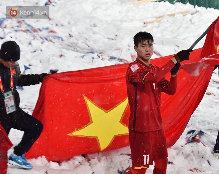 Khoảnh khắc không bao giờ quên: U23 Việt Nam cúi chào tri ân người hâm mộ đã sát cánh trong trận chung kết lịch sử - Ảnh 8. Khoảnh khắc không bao giờ quên: U23 Việt Nam cúi chào tri ân người hâm mộ đã sát cánh trong trận chung kết lịch sử 6
