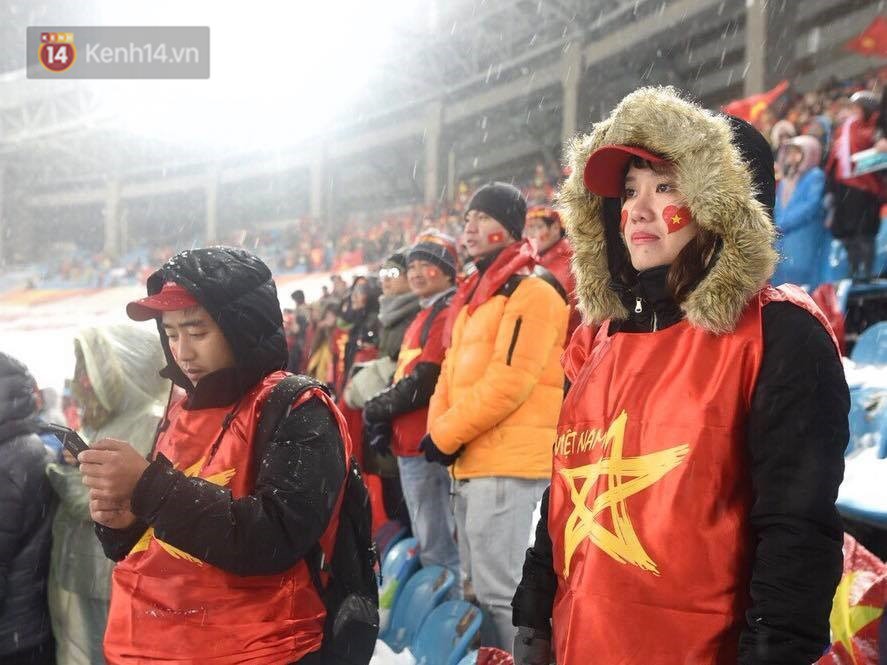 Khoảnh khắc không bao giờ quên: U23 Việt Nam cúi chào tri ân người hâm mộ đã sát cánh trong trận chung kết lịch sử - Ảnh 10. Khoảnh khắc không bao giờ quên: U23 Việt Nam cúi chào tri ân người hâm mộ đã sát cánh trong trận chung kết lịch sử 8
