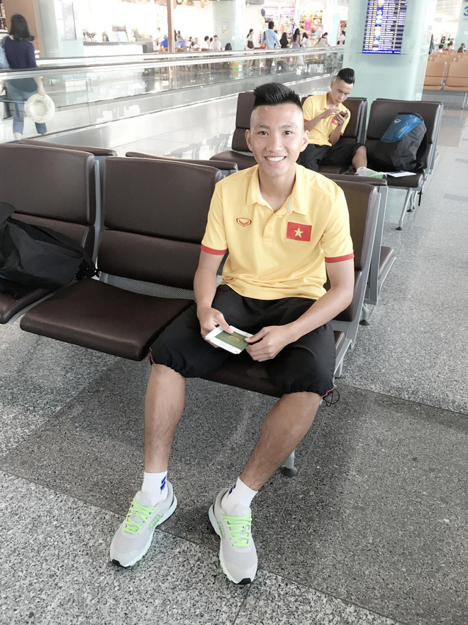 Đoàn Văn Hậu cực phẩm U23: Cười một phát, đổ cái rầm! - Ảnh 7. Đoàn Văn Hậu 'cực phẩm' U23: Cười một phát, đổ cái rầm! 7