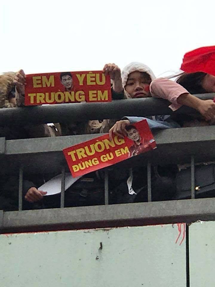 Cười vỡ bụng với nghìn lẻ một khẩu hiệu cổ vũ U23 Việt Nam cực ấn tượng của cổ động viên cả nước - Ảnh 3. Cười vỡ bụng với nghìn lẻ một khẩu hiệu cổ vũ U23 Việt Nam cực ấn tượng của cổ động viên cả nước 3