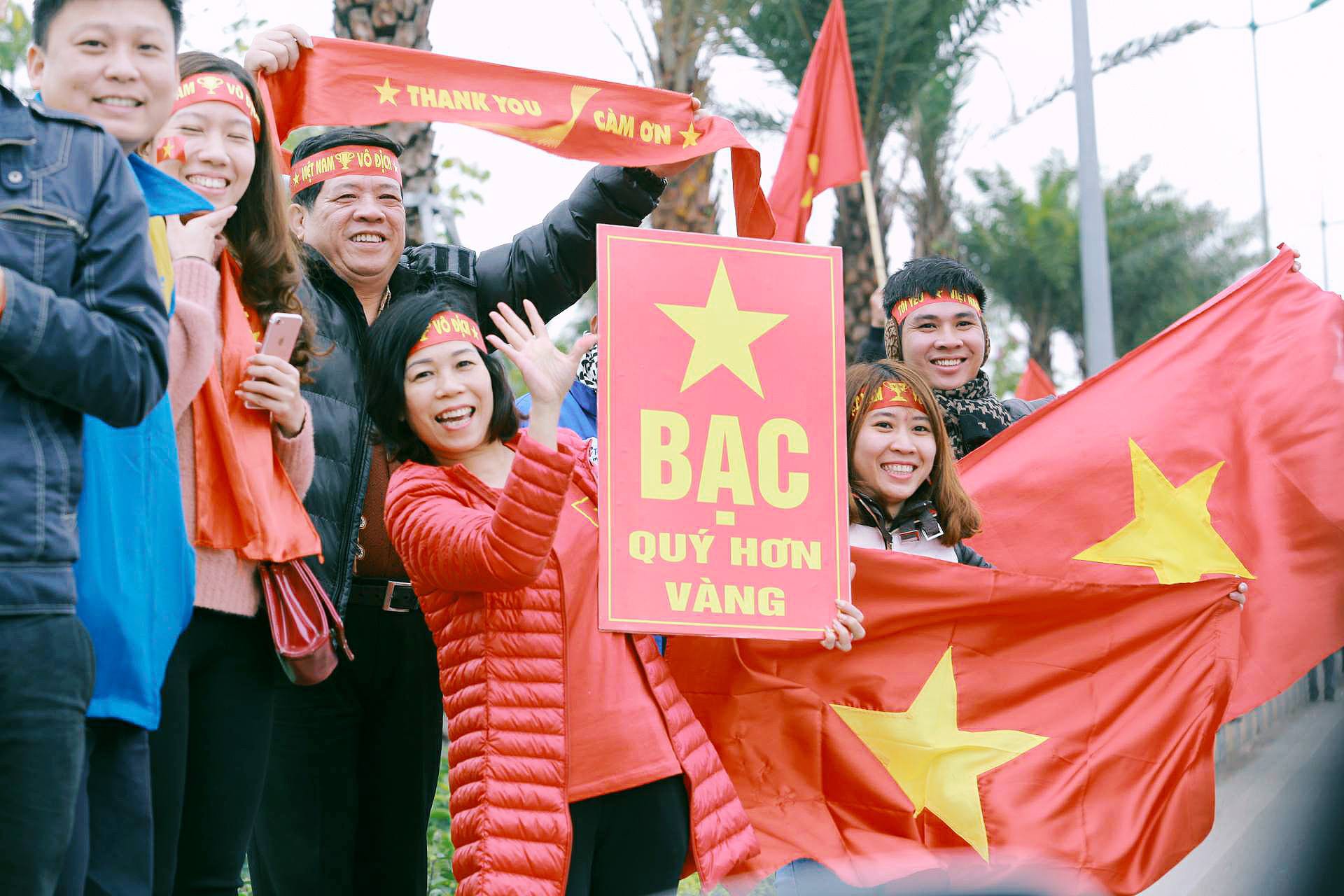 Cười vỡ bụng với nghìn lẻ một khẩu hiệu cổ vũ U23 Việt Nam cực ấn tượng của cổ động viên cả nước - Ảnh 4. Cười vỡ bụng với nghìn lẻ một khẩu hiệu cổ vũ U23 Việt Nam cực ấn tượng của cổ động viên cả nước 4