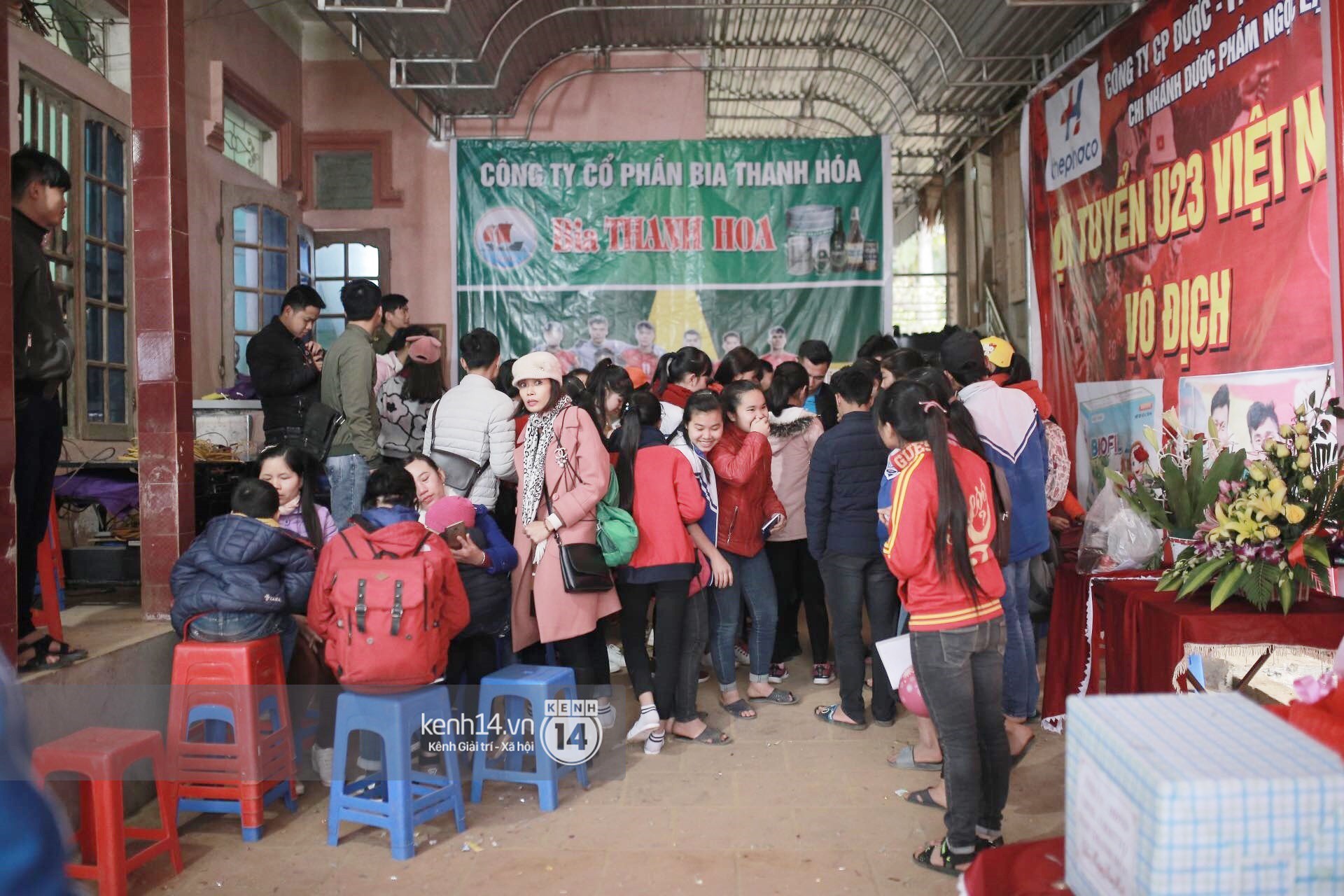 Chùm ảnh: Biết tin anh em Tiến Dũng đã về nhà, hàng trăm người hâm mộ Thanh Hóa đã kéo đến chúc mừng - Ảnh 6. Chùm ảnh: Biết tin anh em Tiến Dũng đã về nhà, hàng trăm người hâm mộ Thanh Hóa đã kéo đến chúc mừng 6