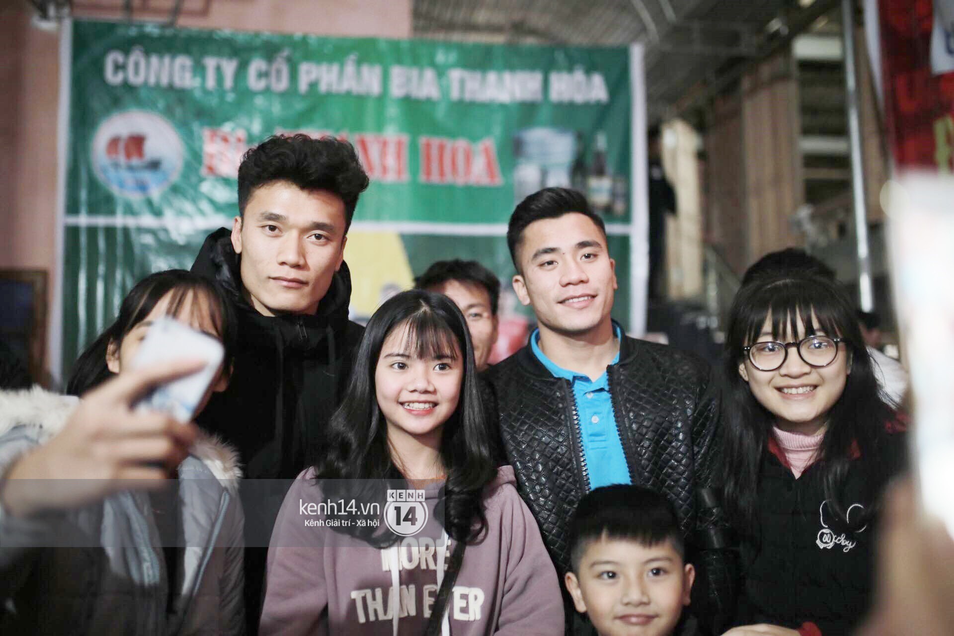 Chùm ảnh: Biết tin anh em Tiến Dũng đã về nhà, hàng trăm người hâm mộ Thanh Hóa đã kéo đến chúc mừng - Ảnh 4. Chùm ảnh: Biết tin anh em Tiến Dũng đã về nhà, hàng trăm người hâm mộ Thanh Hóa đã kéo đến chúc mừng 4
