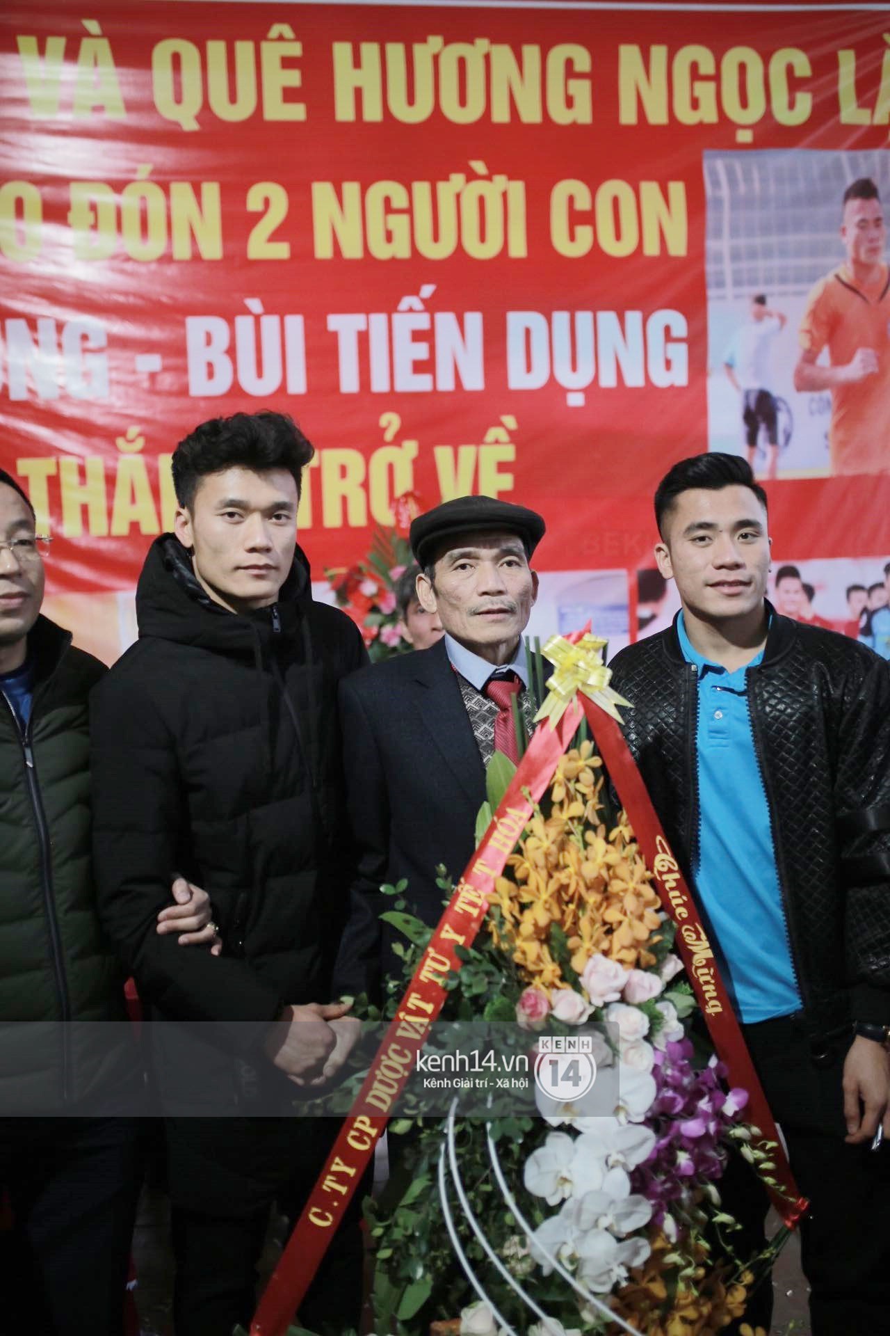 Chùm ảnh: Biết tin anh em Tiến Dũng đã về nhà, hàng trăm người hâm mộ Thanh Hóa đã kéo đến chúc mừng - Ảnh 3. Chùm ảnh: Biết tin anh em Tiến Dũng đã về nhà, hàng trăm người hâm mộ Thanh Hóa đã kéo đến chúc mừng 3