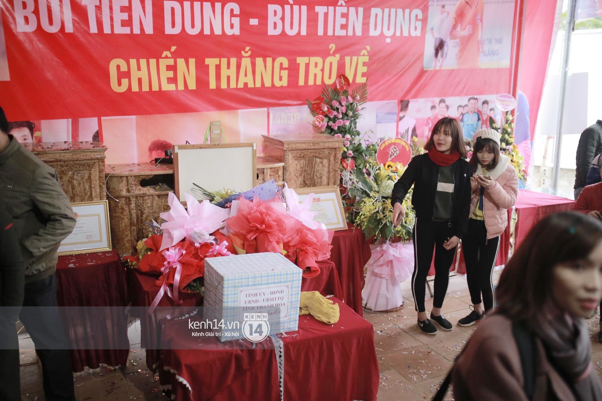Chùm ảnh: Biết tin anh em Tiến Dũng đã về nhà, hàng trăm người hâm mộ Thanh Hóa đã kéo đến chúc mừng - Ảnh 14. Chùm ảnh: Biết tin anh em Tiến Dũng đã về nhà, hàng trăm người hâm mộ Thanh Hóa đã kéo đến chúc mừng 16