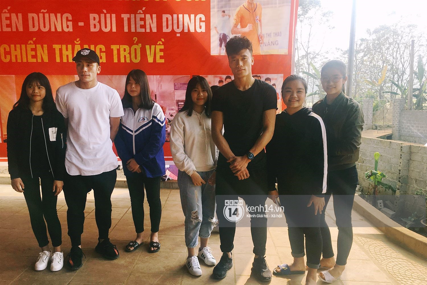 Anh em Tiến Dũng U23 về nhà ăn Tết, mua tivi mới cho gia đình vì muốn chúng con đá ở đâu, bố mẹ cũng có thể nhìn thấy - Ảnh 15. Anh em Tiến Dũng U23 về nhà ăn Tết, mua tivi mới cho gia đình vì muốn 'chúng con đá ở đâu, bố mẹ cũng có thể nhìn thấy' 20