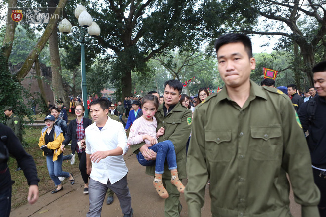 Tướng bà 9 tuổi được kiệu rước, bảo vệ để không bị bắt cóc ở hội Gióng - Ảnh 10. 'Tướng bà' 9 tuổi được kiệu rước, bảo vệ để không bị bắt cóc ở hội Gióng 9