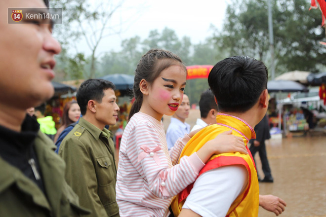 Tướng bà 9 tuổi được kiệu rước, bảo vệ để không bị bắt cóc ở hội Gióng - Ảnh 9. 'Tướng bà' 9 tuổi được kiệu rước, bảo vệ để không bị bắt cóc ở hội Gióng 8