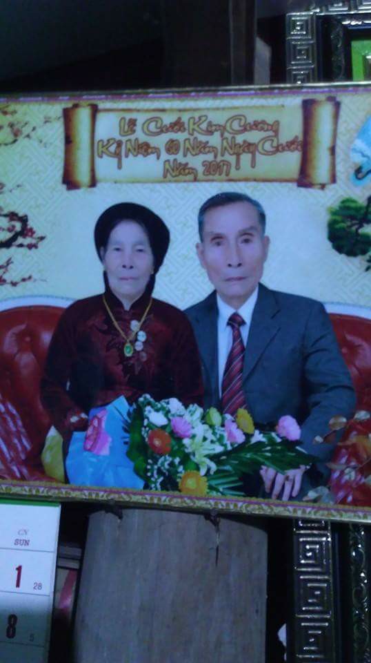 Gặp thợ ảnh không có tâm, con cháu khóc dở mếu dở khi nhận ảnh kỷ niệm đám cưới kim cương của ông bà như chibi đầu to - Ảnh 3. Gặp thợ ảnh không có tâm, con cháu khóc dở mếu dở khi nhận ảnh kỷ niệm đám cưới kim cương của ông bà như chibi đầu to 3