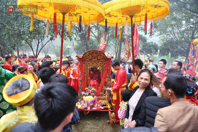 Tướng bà 9 tuổi được kiệu rước, bảo vệ để không bị bắt cóc ở hội Gióng - Ảnh 2. 'Tướng bà' 9 tuổi được kiệu rước, bảo vệ để không bị bắt cóc ở hội Gióng 1