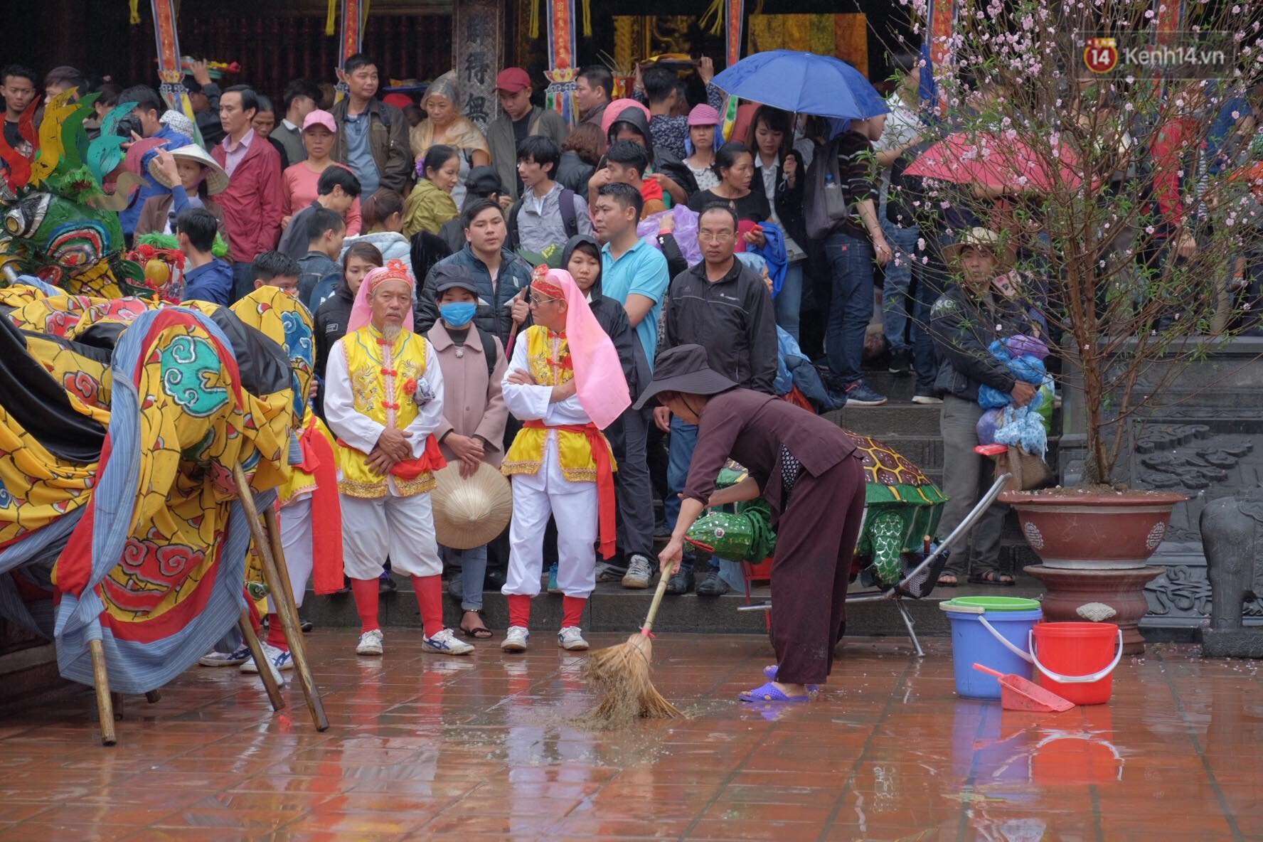 Khai hội chùa Hương, bất chấp mưa xuân người dân vẫn mặc áo mưa, che dù đến xem hội - Ảnh 5. Khai hội chùa Hương, bất chấp mưa xuân người dân vẫn mặc áo mưa, che dù đến xem hội 5
