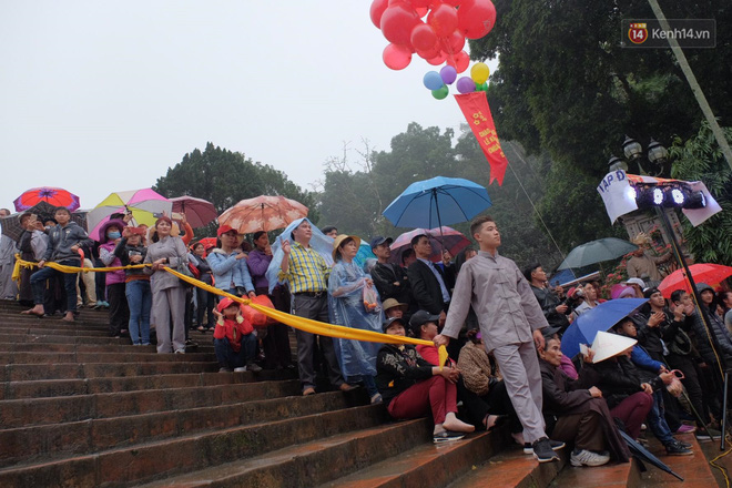 Khai hội chùa Hương, bất chấp mưa xuân người dân vẫn mặc áo mưa, che dù đến xem hội - Ảnh 3. Khai hội chùa Hương, bất chấp mưa xuân người dân vẫn mặc áo mưa, che dù đến xem hội 3