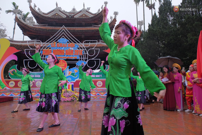 Khai hội chùa Hương, bất chấp mưa xuân người dân vẫn mặc áo mưa, che dù đến xem hội - Ảnh 1. Khai hội chùa Hương, bất chấp mưa xuân người dân vẫn mặc áo mưa, che dù đến xem hội 1
