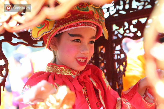 Tướng bà 9 tuổi được kiệu rước, bảo vệ để không bị bắt cóc ở hội Gióng - Ảnh 4. 'Tướng bà' 9 tuổi được kiệu rước, bảo vệ để không bị bắt cóc ở hội Gióng 3