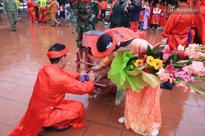 Hàng nghìn người dân kéo đến xem lễ chém lợn ở Ném Thuợng, hai ông ỉ bắt đầu được đưa ra sân đình - Ảnh 3. Hàng nghìn người dân kéo đến xem lễ chém lợn ở Ném Thuợng, hai 'ông ỉ' bắt đầu được đưa ra sân đình 3