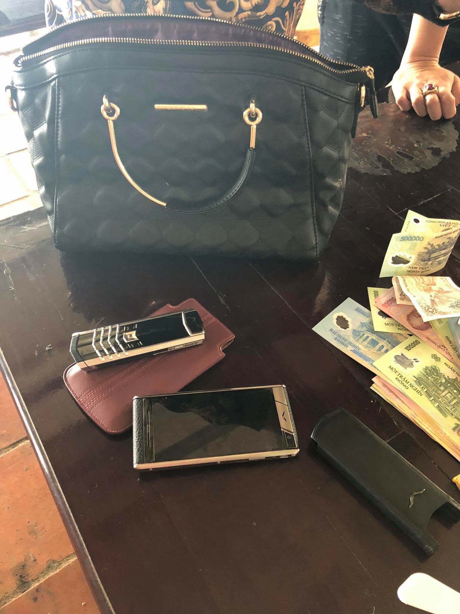 Cô gái trẻ tìm kiếm vị khách bỏ quên túi xách chứa 2 chiếc Vertu cùng gần 50 triệu đồng tiền mặt tại quán ăn - Ảnh 2. Cô gái trẻ tìm kiếm vị khách bỏ quên túi xách chứa 2 chiếc Vertu cùng gần 50 triệu đồng tiền mặt tại quán ăn 2