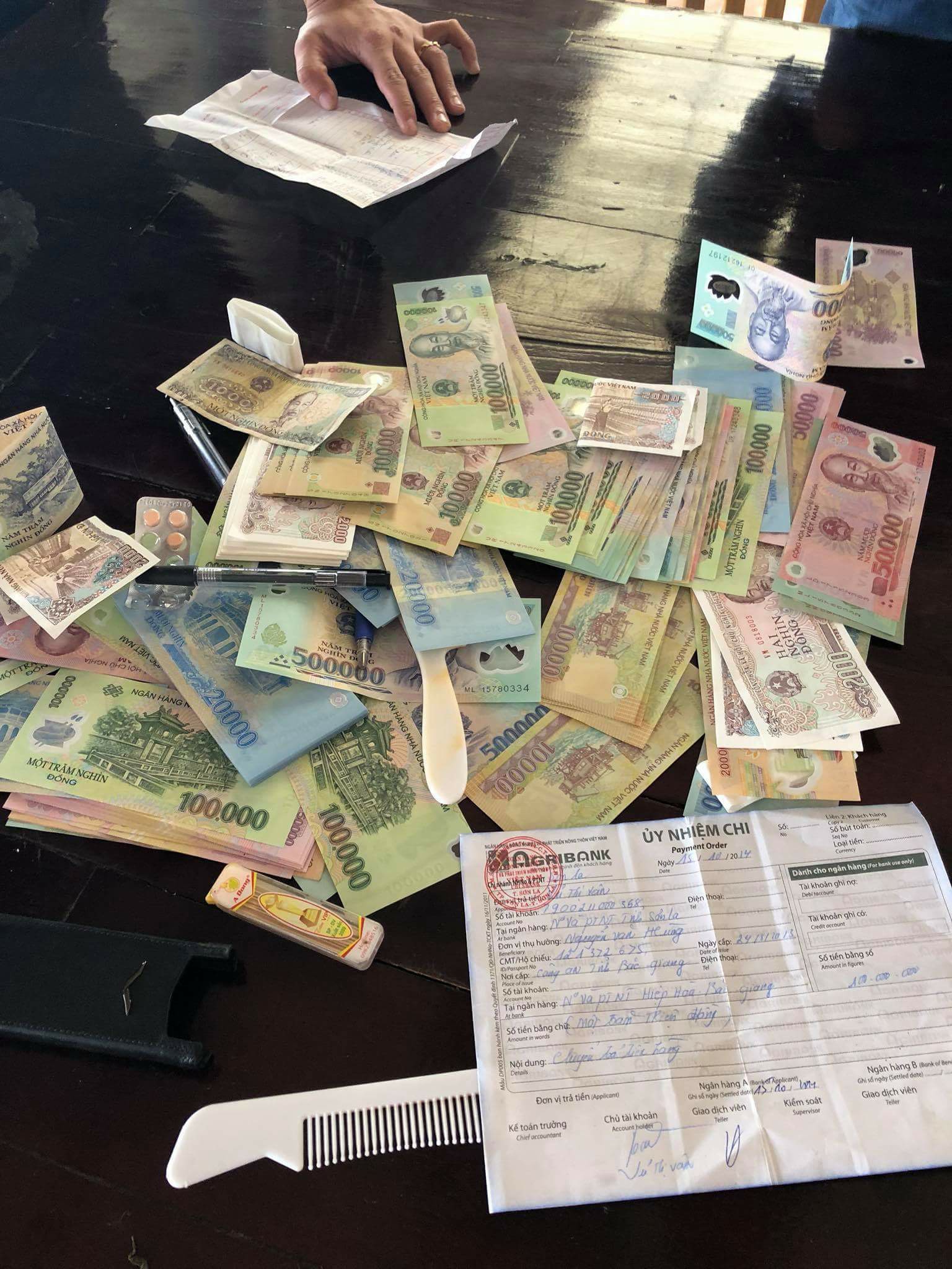 Cô gái trẻ tìm kiếm vị khách bỏ quên túi xách chứa 2 chiếc Vertu cùng gần 50 triệu đồng tiền mặt tại quán ăn - Ảnh 3. Cô gái trẻ tìm kiếm vị khách bỏ quên túi xách chứa 2 chiếc Vertu cùng gần 50 triệu đồng tiền mặt tại quán ăn 3