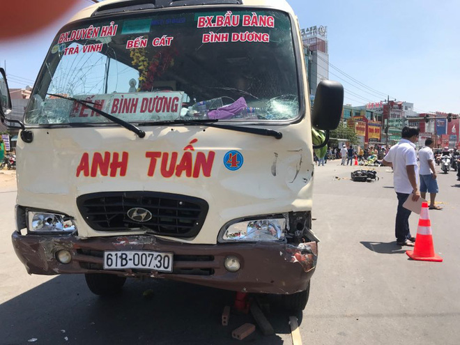 Xe khách vượt đèn đỏ tông hàng loạt xe máy, ít nhất 6 người bị thương - Ảnh 3. Xe khách vượt đèn đỏ tông hàng loạt xe máy ở Bình Dương, nhiều người 6 người bị thương 2