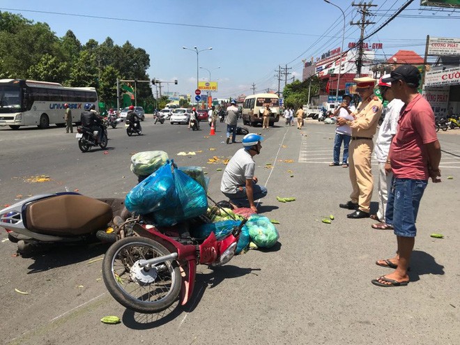 Nhân chứng vụ ô tô vượt đèn đỏ gây tai nạn hàng loạt: Cảnh tượng rất khủng khiếp - Ảnh 2. Nhân chứng vụ ô tô vượt đèn đỏ gây tai nạn hàng loạt: Cảnh tượng rất khủng khiếp 2