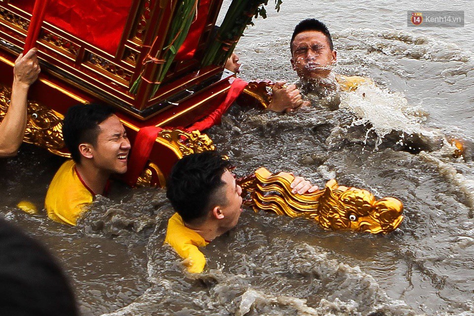 Độc đáo nghi thức trầm mình dưới nước lạnh rước kiệu Thánh ở Thái Bình - Ảnh 4. Độc đáo nghi thức trầm mình dưới nước lạnh rước kiệu Thánh ở Thái Bình 6