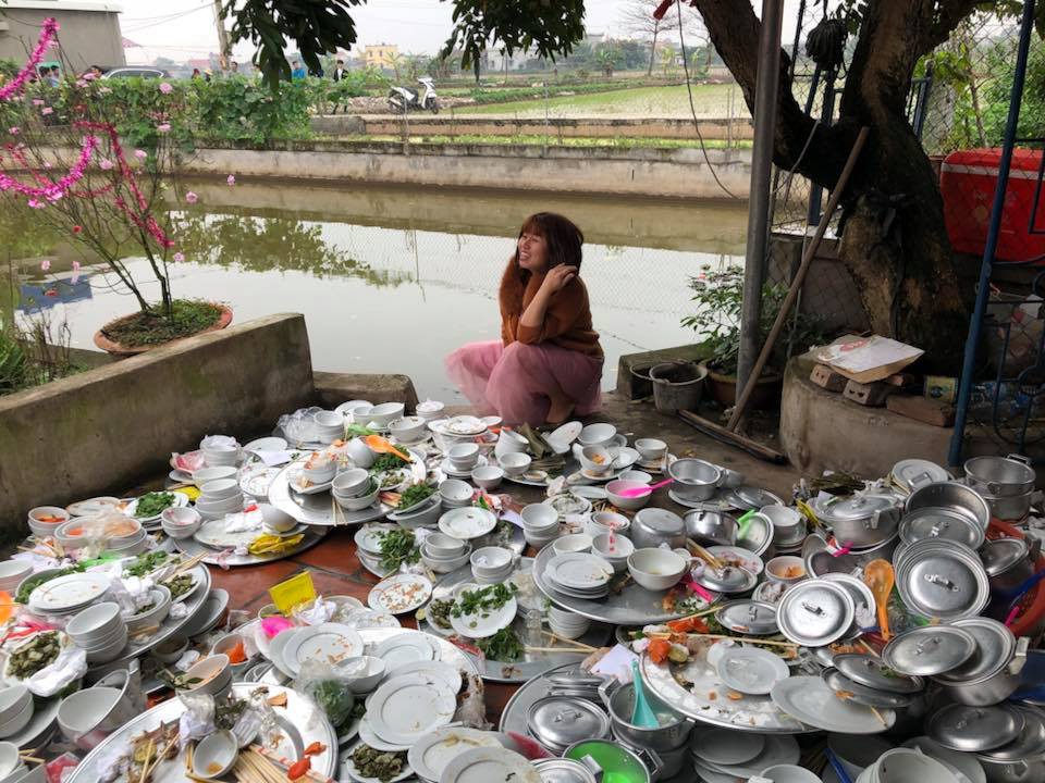Nhìn núi bát đũa mà nàng dâu trưởng độc đinh 5 đời phải rửa khiến ai cũng choáng váng, thế nhưng đó chưa phải là tất cả - Ảnh 2. Nhìn núi bát đũa mà nàng dâu trưởng độc đinh 5 đời phải rửa khiến ai cũng choáng váng, thế nhưng đó chưa phải là tất cả 2