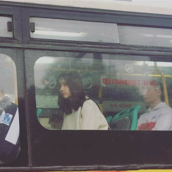 Cư dân mạng đòi link cô gái bị chụp lén trên xe bus vẫn thần thái ngời ngời - Ảnh 1. Cư dân mạng 'đòi link' cô gái bị chụp lén trên xe bus vẫn thần thái ngời ngời 1