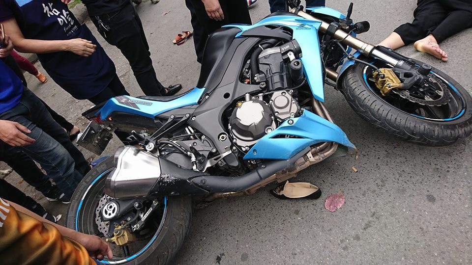 Xe phân khối lớn Kawasaki Z1000 va chạm khi đang lưu thông khiến 3 người bị thương 1