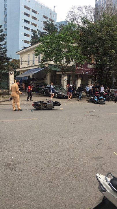 Hà Nội: Xe phân khối lớn Kawasaki Z1000 va chạm khi đang lưu thông khiến 3 người bị thương - Ảnh 4. Xe phân khối lớn Kawasaki Z1000 va chạm khi đang lưu thông khiến 3 người bị thương 4