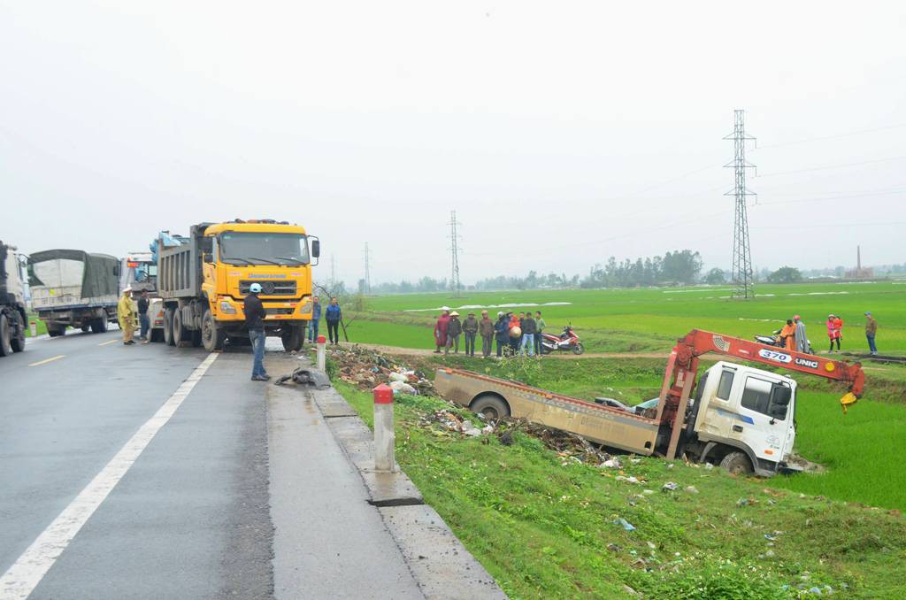 Nghệ An: Xe ô tô nát bét sau va chạm với xe cứu hộ, 7 người thương vong - Ảnh 2. 'Xế hộp' nát bét sau va chạm với xe cứu hộ, 7 người thương vong 2