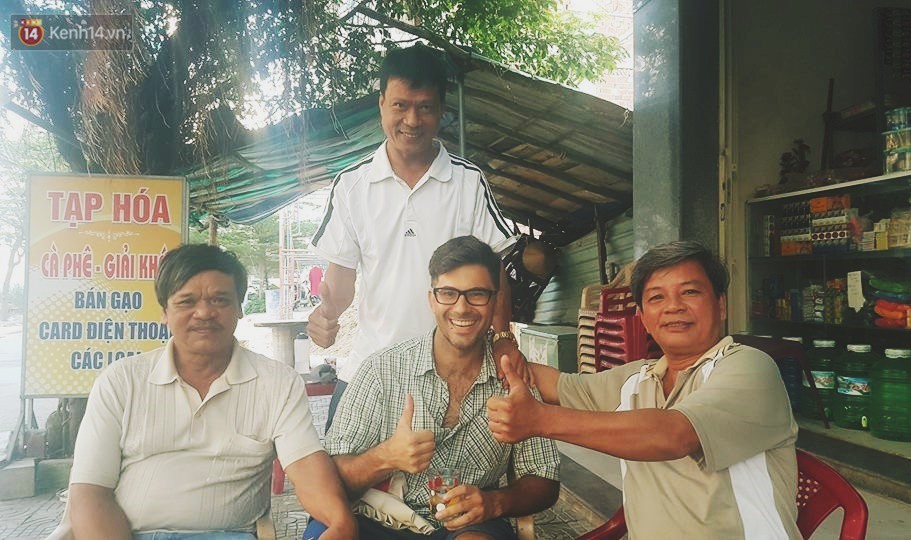 Quá yêu Đà Nẵng, chàng trai Tây lặng lẽ nhặt rác mỗi ngày: “Tôi không muốn thành phố này mất đẹp trong lòng du khách - Ảnh 4. Quá yêu Đà Nẵng, chàng trai Tây lặng lẽ nhặt rác mỗi ngày: “Tôi không muốn thành phố này mất đẹp trong lòng du khách' 3
