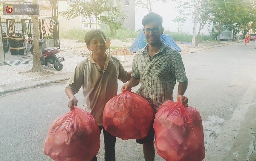 Quá yêu Đà Nẵng, chàng trai Tây lặng lẽ nhặt rác mỗi ngày: “Tôi không muốn thành phố này mất đẹp trong lòng du khách - Ảnh 3. Quá yêu Đà Nẵng, chàng trai Tây lặng lẽ nhặt rác mỗi ngày: “Tôi không muốn thành phố này mất đẹp trong lòng du khách' 2