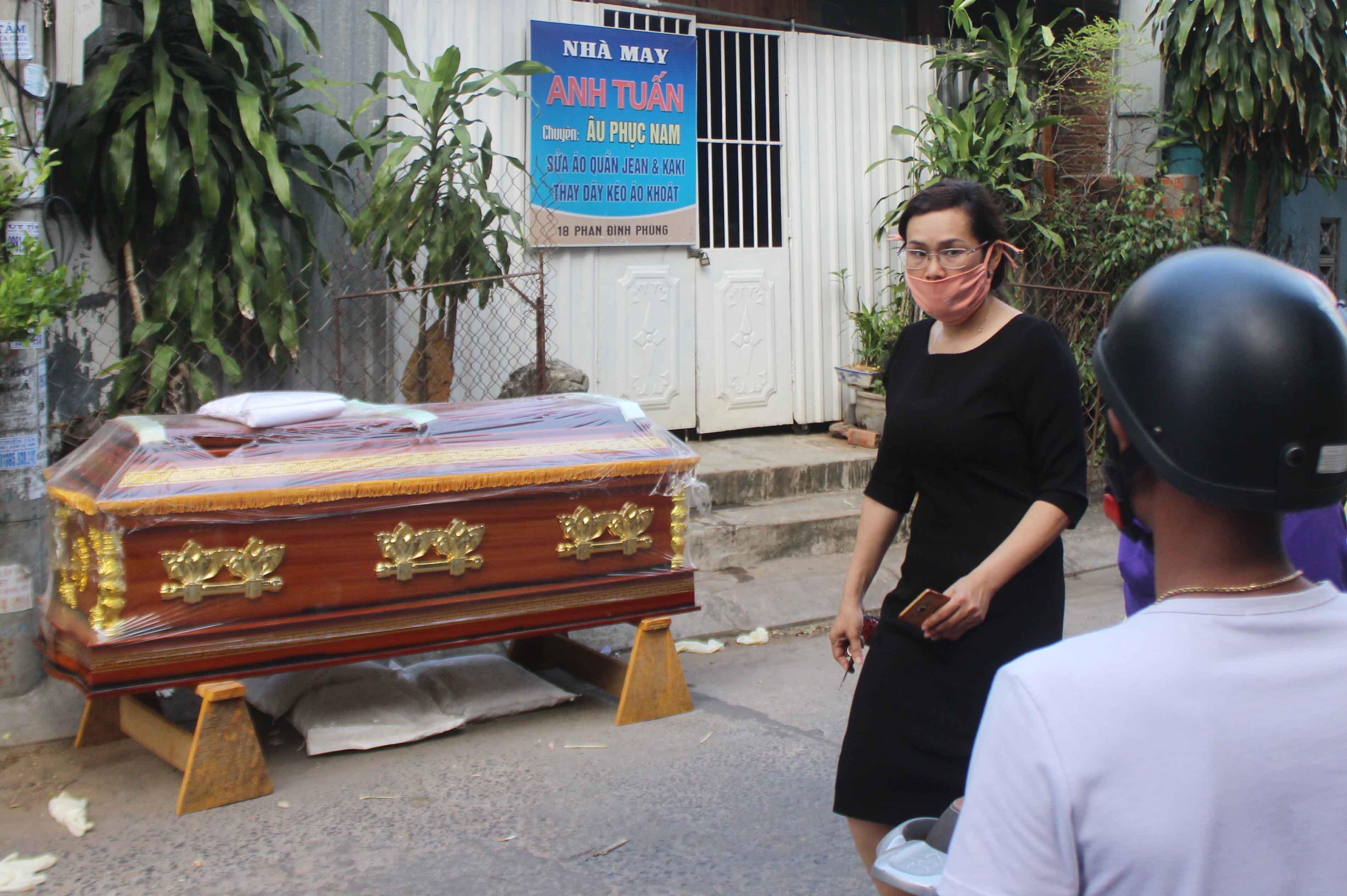 'Không có tiền mua quan tài', em trai chôn xác chị gái trong nhà 1