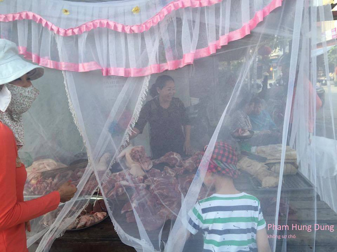Hải Phòng: Người phụ nữ mắc màn bán thịt lợn ở giữa chợ gây chú ý - Ảnh 1. Hải Phòng: Người phụ nữ mắc màn bán thịt lợn ở giữa chợ gây chú ý 1