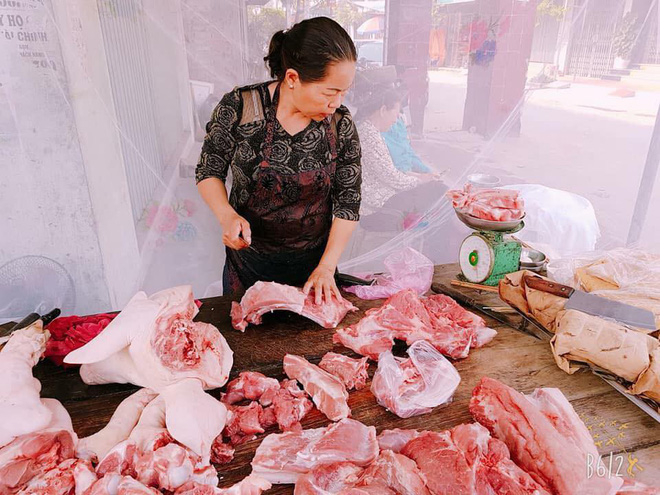 Hải Phòng: Người phụ nữ mắc màn bán thịt lợn ở giữa chợ gây chú ý - Ảnh 3. Hải Phòng: Người phụ nữ mắc màn bán thịt lợn ở giữa chợ gây chú ý 3