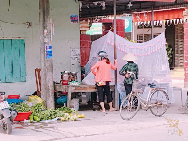 Hải Phòng: Người phụ nữ mắc màn bán thịt lợn ở giữa chợ gây chú ý - Ảnh 4. Hải Phòng: Người phụ nữ mắc màn bán thịt lợn ở giữa chợ gây chú ý 4