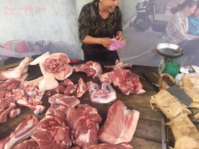 Hải Phòng: Người phụ nữ mắc màn bán thịt lợn ở giữa chợ gây chú ý - Ảnh 5. Hải Phòng: Người phụ nữ mắc màn bán thịt lợn ở giữa chợ gây chú ý 5