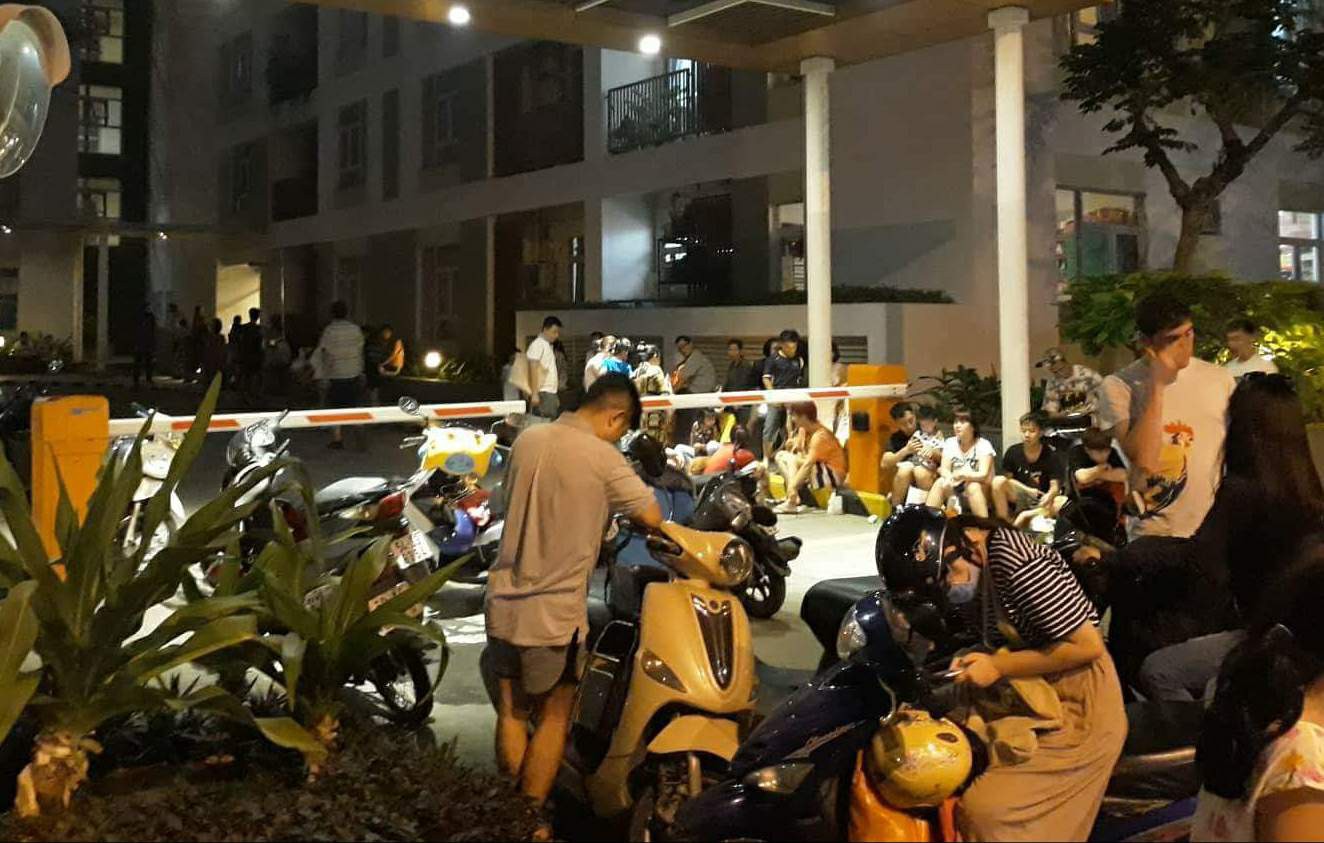 Cháy chung cư quận 2, thầy trò OnlyC cùng hàng trăm cư dân ôm thú cưng bỏ chạy - Ảnh 7. Cháy chung cư quận 2, thầy trò OnlyC cùng hàng trăm cư dân ôm thú cưng bỏ chạy 7