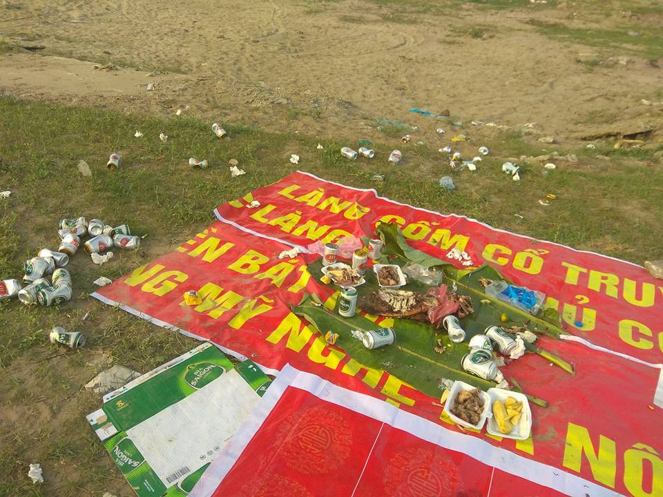 Thanh niên đi thăm mộ chó cưng ở bãi sông Hồng, phát hiện ra mộ biến thành bếp nướng thịt và xung quanh toàn là rác - Ảnh 2. Thanh niên đi thăm mộ chó cưng ở bãi sông Hồng, phát hiện ra mộ biến thành bếp nướng thịt và xung quanh toàn là rác 2