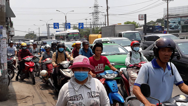Quốc lộ 13 tê liệt vì xe khách cán chết người phụ nữ - Ảnh 2. Quốc lộ 13 tê liệt vì xe khách cán chết người phụ nữ 2
