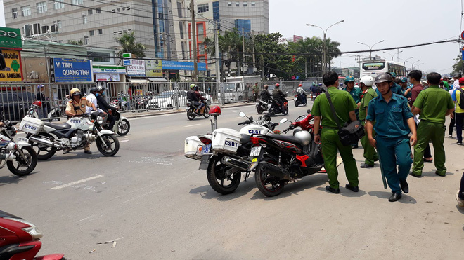 Quốc lộ 13 tê liệt vì xe khách cán chết người phụ nữ - Ảnh 3. Quốc lộ 13 tê liệt vì xe khách cán chết người phụ nữ 3