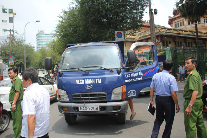 Ông Đoàn Ngọc Hải chạy bộ đuổi theo xe tải đi ngược chiều trên phố Sài Gòn - Ảnh 1. Ông Đoàn Ngọc Hải chạy bộ đuổi theo xe tải đi ngược chiều ở quận 1 1