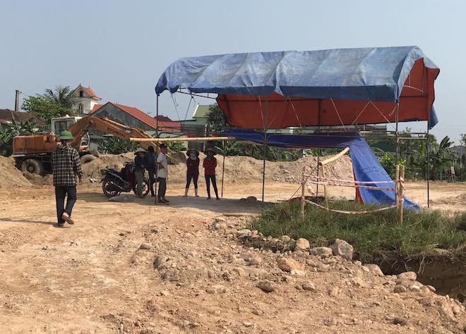 Ra khu mộ gia đình bất ngờ phát hiện bị đơn vị thi công đào chuyển đi nơi khác - Ảnh 3. Ra khu mộ gia đình bất ngờ phát hiện bị đơn vị thi công đào chuyển đi nơi khác 3