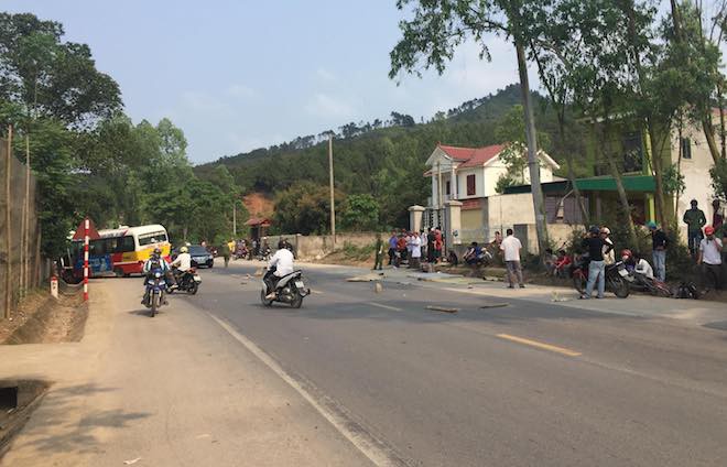 2 người thiệt mạng tại chỗ, 3 người bị thương nặng sau tai nạn với xe buýt - Ảnh 1. Va chạm với xe buýt, 2 người thiệt mạng tại chỗ, 3 người nguy kịch 2