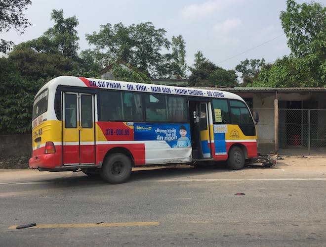 2 người thiệt mạng tại chỗ, 3 người bị thương nặng sau tai nạn với xe buýt - Ảnh 2. Va chạm với xe buýt, 2 người thiệt mạng tại chỗ, 3 người nguy kịch 1