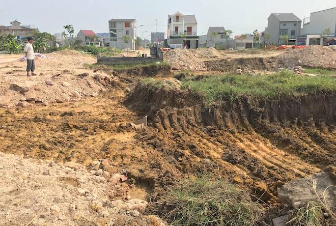Ra khu mộ gia đình bất ngờ phát hiện bị đơn vị thi công đào chuyển đi nơi khác - Ảnh 1. Ra khu mộ gia đình bất ngờ phát hiện bị đơn vị thi công đào chuyển đi nơi khác 1